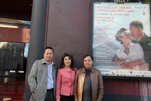 张建成导演与电影节创办主席高醇芳、中国电影代表团团长周宝林在蝶吻放映的宝塔电影院合影。左一为导演张建成。